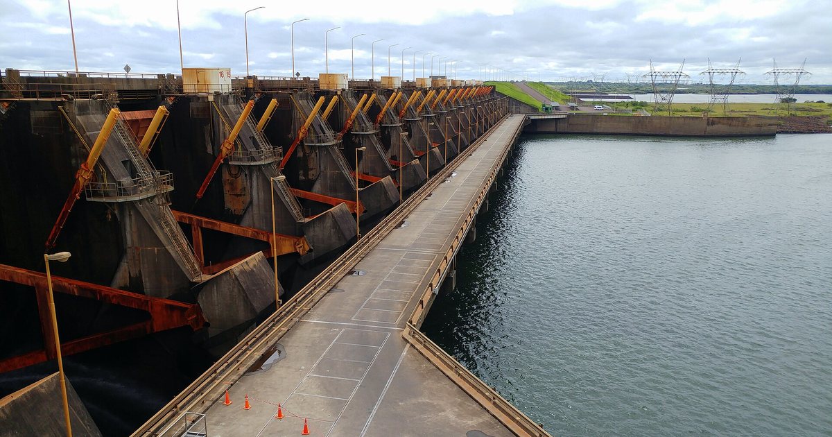 Vertedero de la represa de Yacyretá sobre el río Paraná