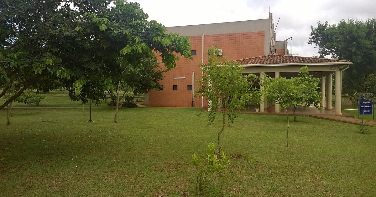 Edificio y jardines del campus de la Universidad Nacional del Este, en Ciudad del Este