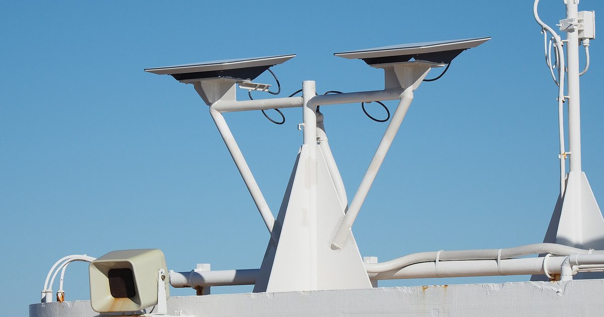 Dos antenas planas de internet satelital Starlink sobre soportes metálicos