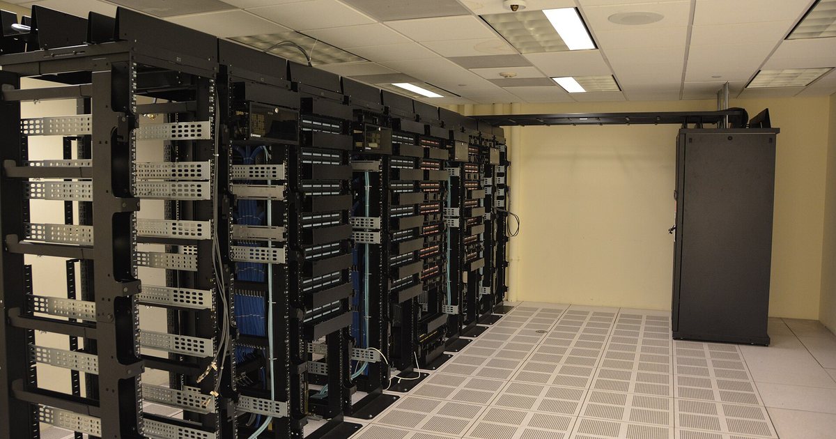 Racks de servidores en la sala de un centro de datos