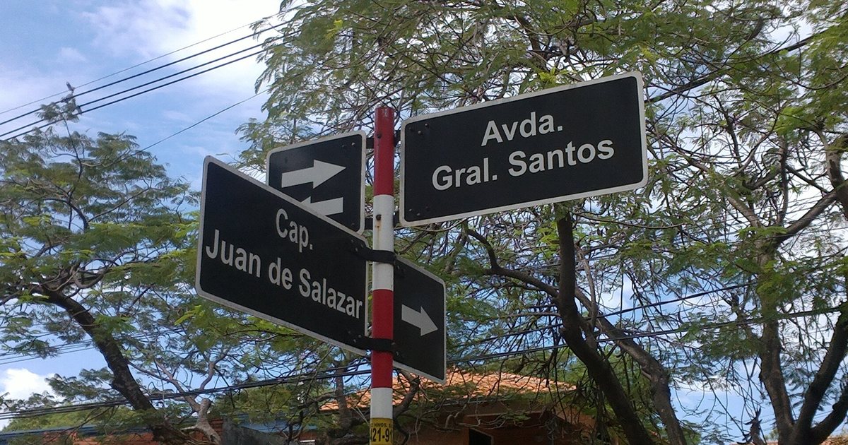 Cartel de la esquina de la avenida General Santos y Capitán Juan de Salazar, en Asunción