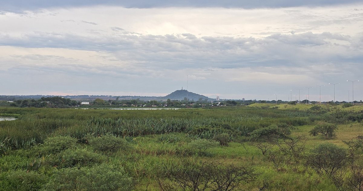 El Cerro Lambaré visto desde los humedales del barrio Tacumbú, en Asunción