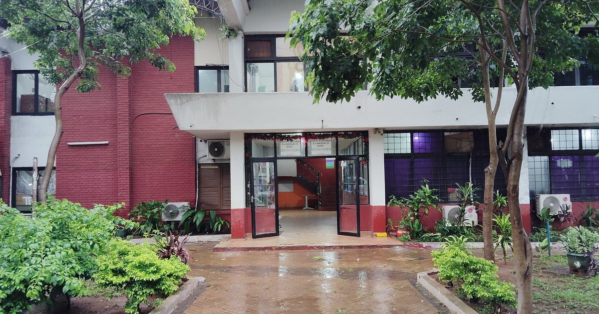 Entrada del edificio administrativo de la Dirección de Abastecimiento de la Municipalidad de Asunción, en el Mercado de Abasto