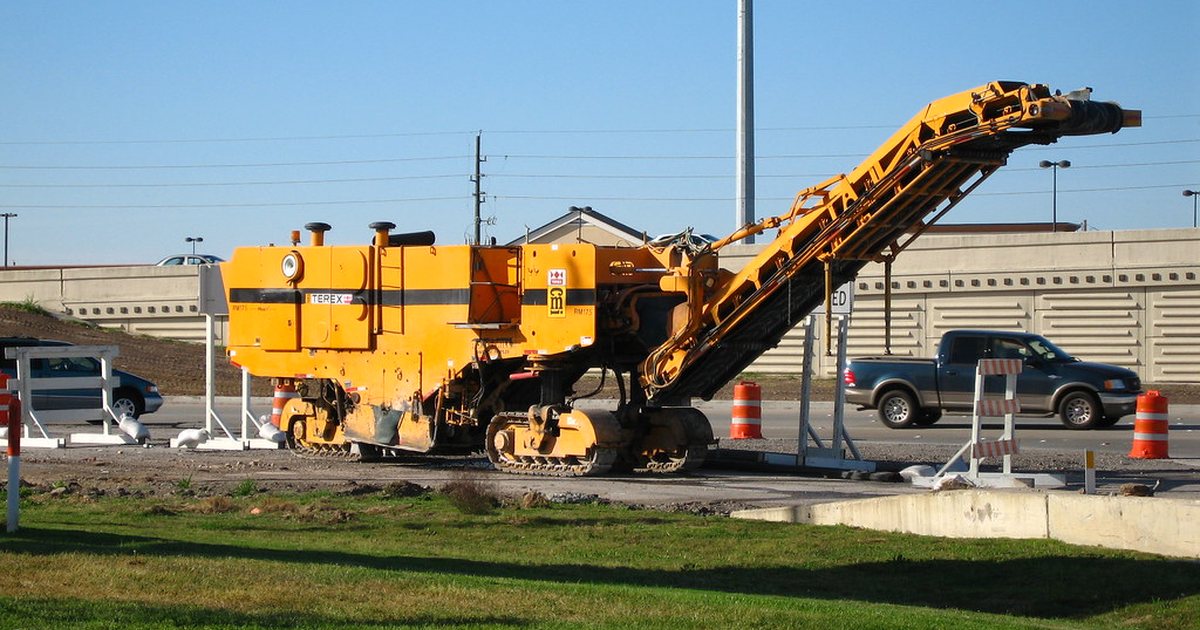 Máquina fresadora de asfalto trabajando en una calle
