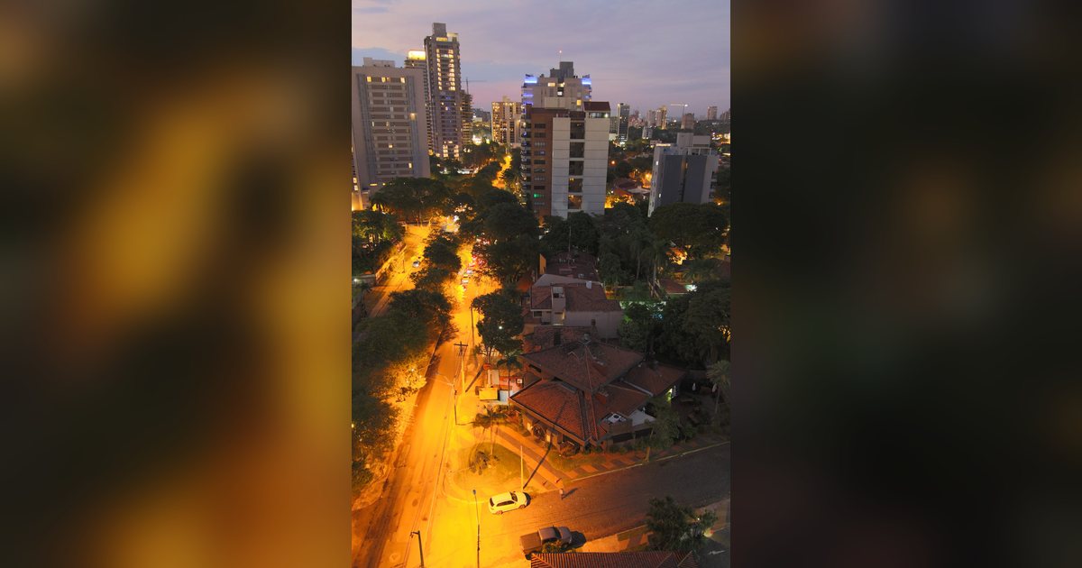 La avenida Santa Teresa y su entorno de noche, vista desde lo alto, en Asunción