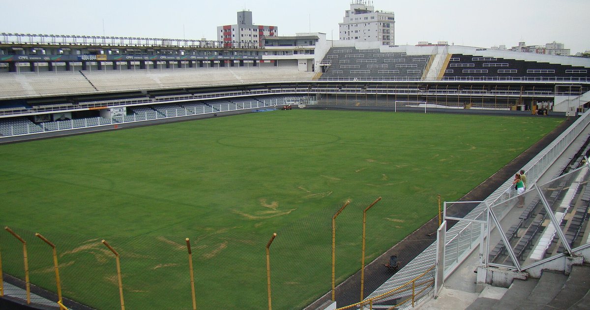 Cancha y tribunas vacías del estadio Urbano Caldeira, la Vila Belmiro, en Santos, Brasil
