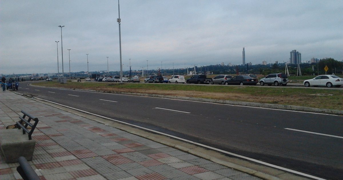Cielo cubierto sobre la avenida Costanera de Asunción, con la ciudad al fondo