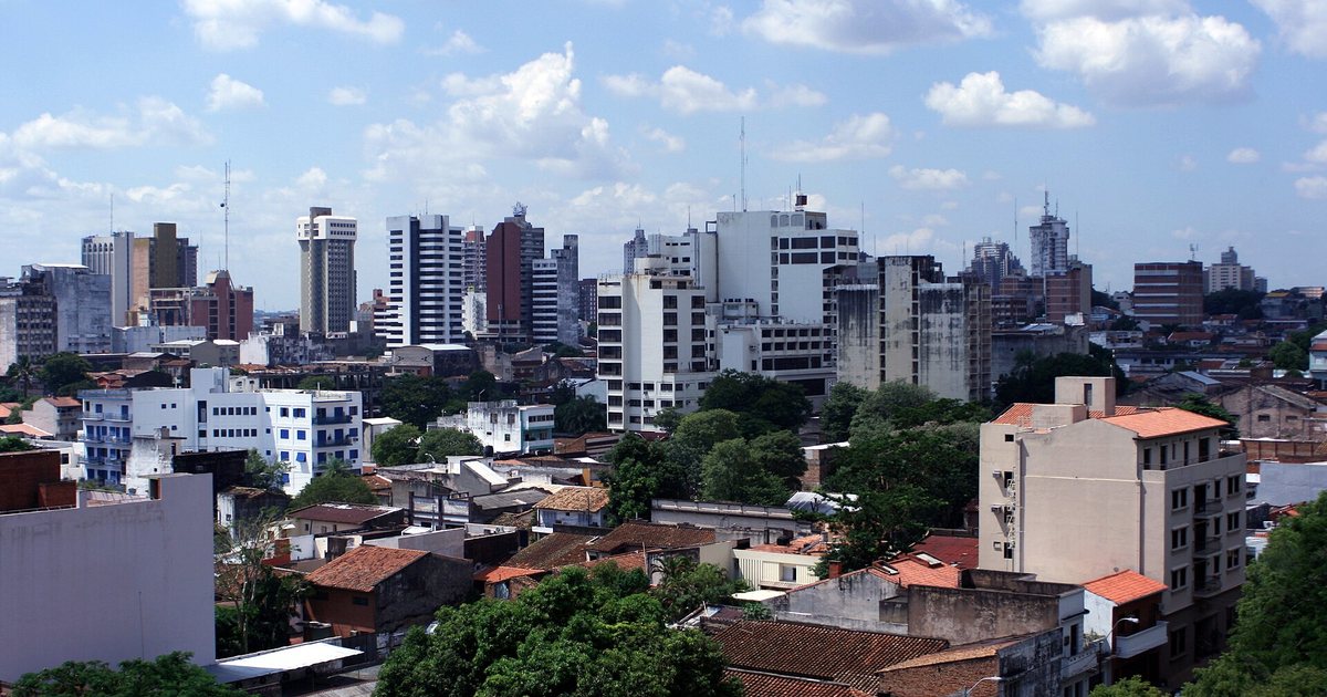 Edificios y techos del centro de Asunción bajo un cielo con nubes, vistos desde lo alto