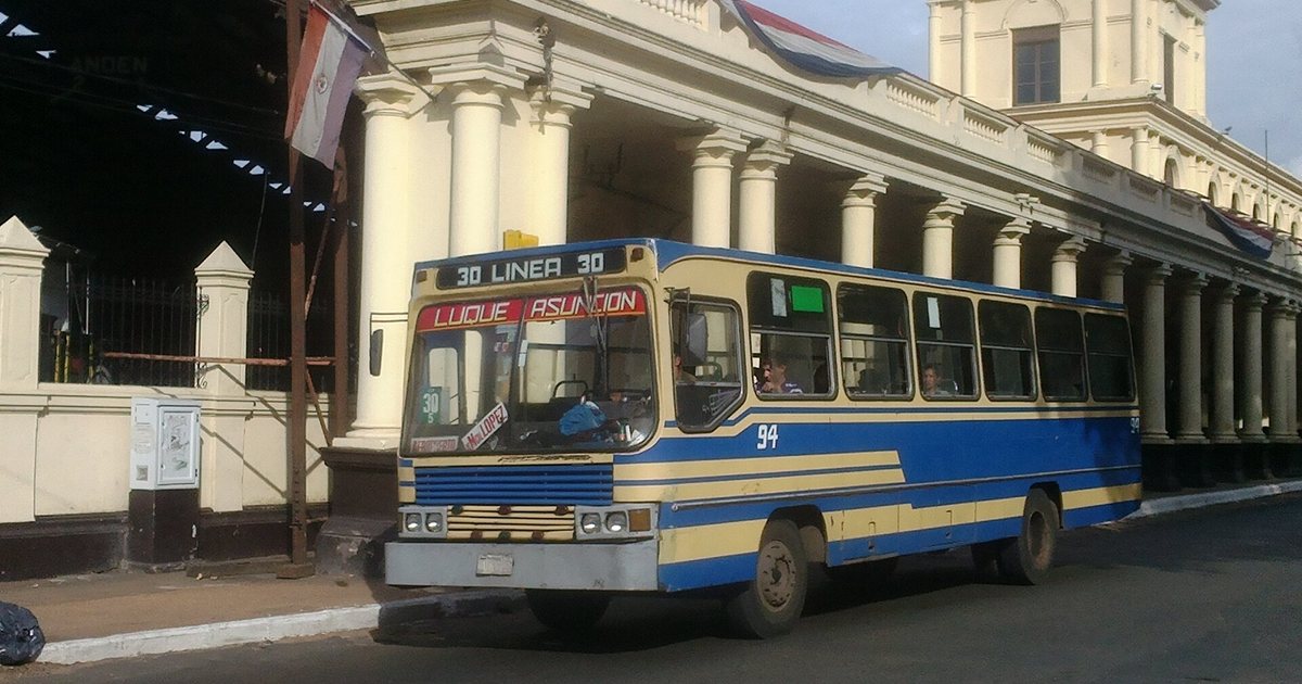 Un bus de la línea 30 del transporte público en una calle del centro de Asunción