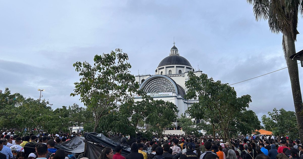 Fieles en la festividad de la Virgen de Caacupé