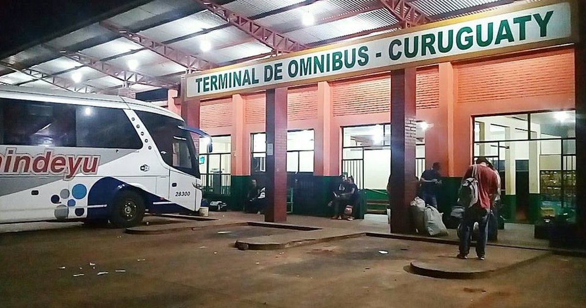 La terminal de ómnibus de Curuguaty, en Canindeyú, de noche