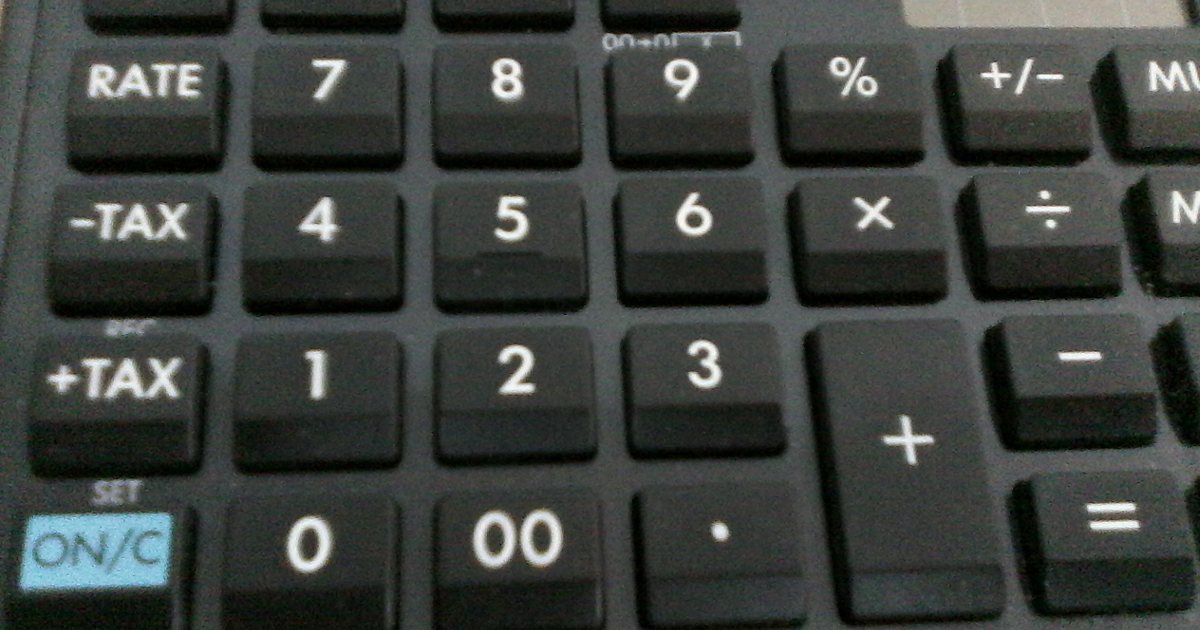 Primer plano del teclado de una calculadora con teclas para sumar y restar impuestos