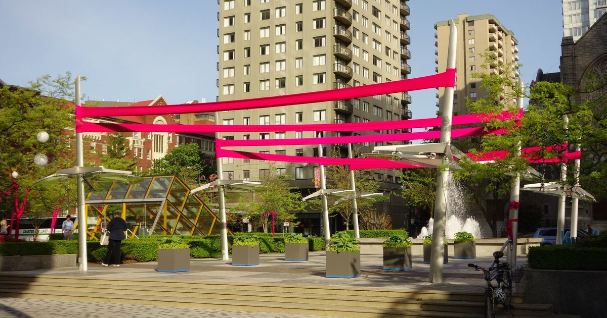 Pared con el lazo rosa de la lucha contra el cáncer de mama