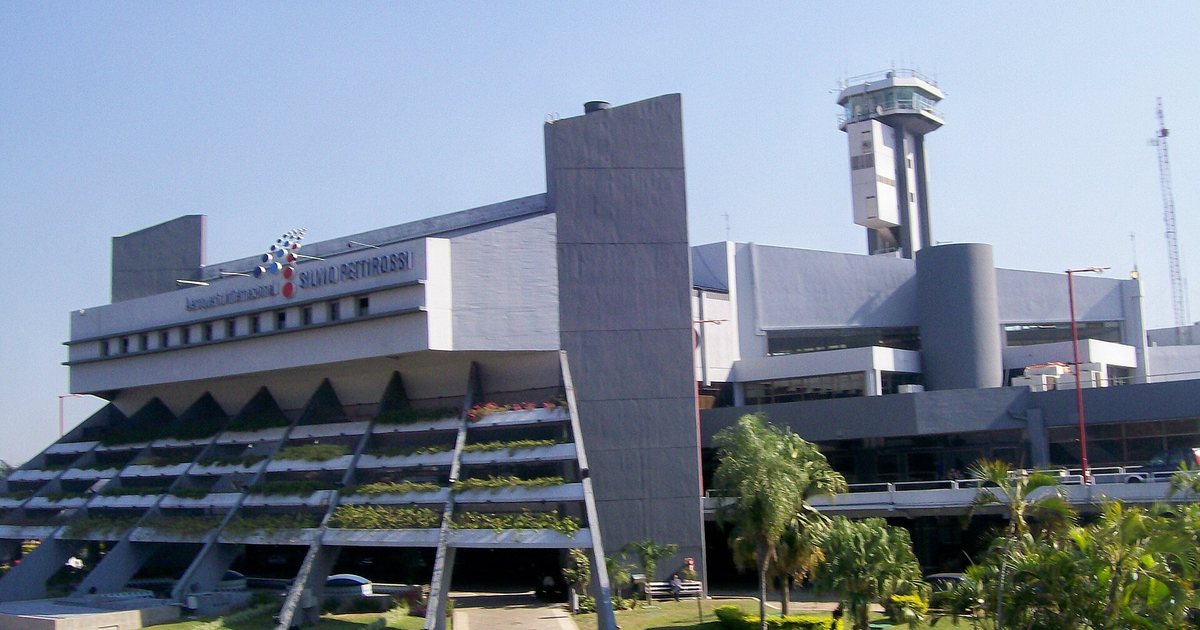 Terminal y torre de control del Aeropuerto Internacional Silvio Pettirossi, en Luque