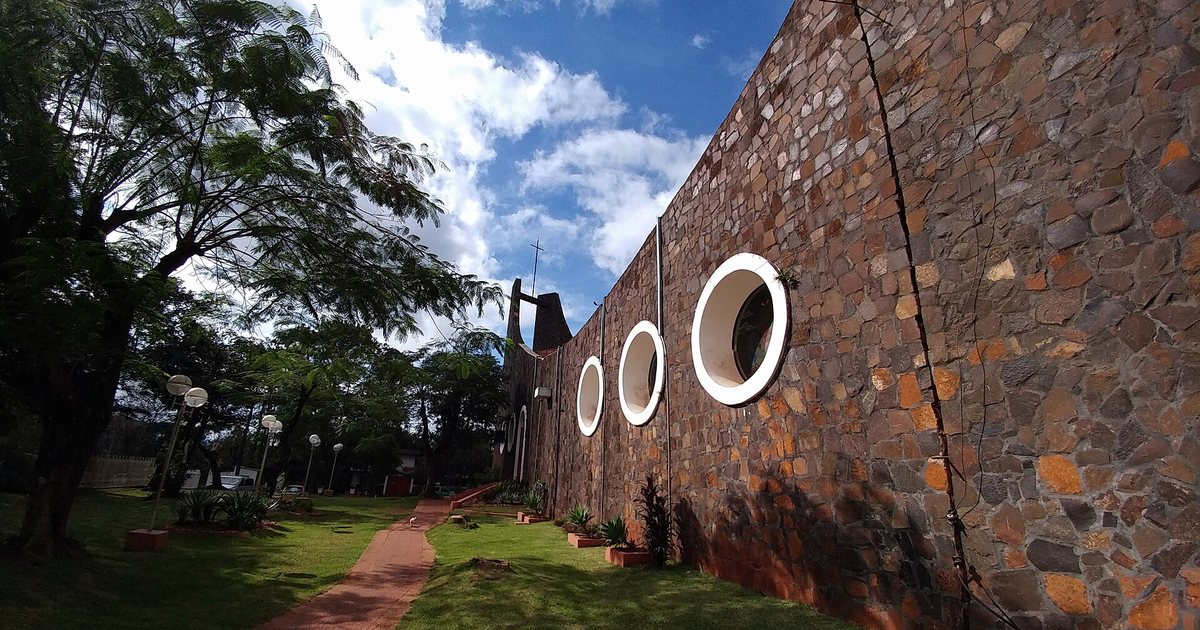 Muro lateral de piedra con ventanas redondas de la Catedral San Blas, en Ciudad del Este