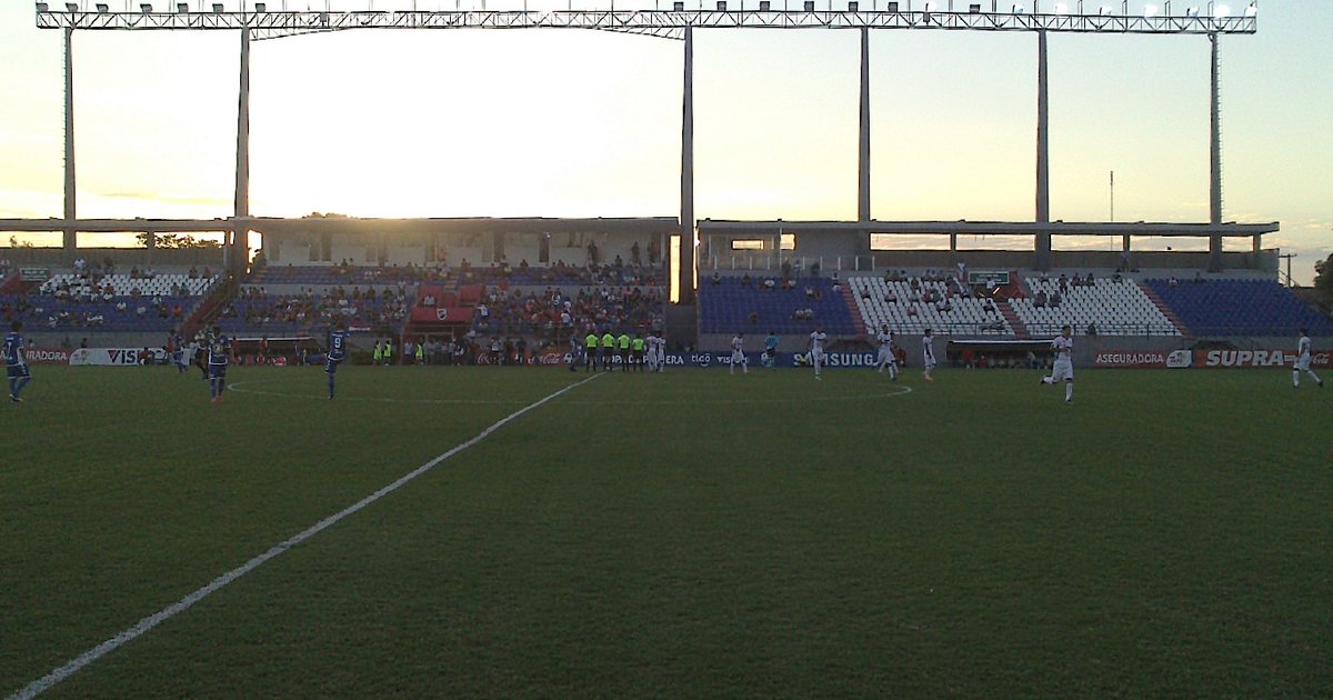 Partido de Primera en el estadio Arsenio Erico, de Nacional, en Asunción