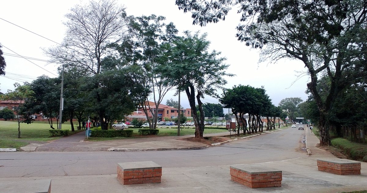 Acceso a la Facultad Politécnica de la UNA, en San Lorenzo