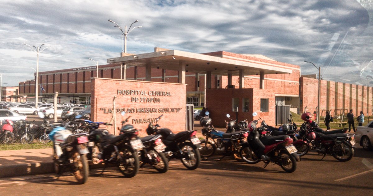 Entrada del Hospital General de Itapúa, en Encarnación, con motos estacionadas frente al cartel