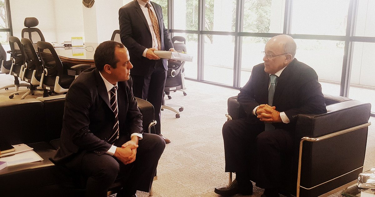 El contralor general Camilo Benítez durante una visita oficial