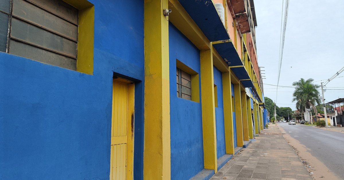 Fachada azul y amarilla del estadio Feliciano Cáceres, la casa de Sportivo Luqueño, en Luque