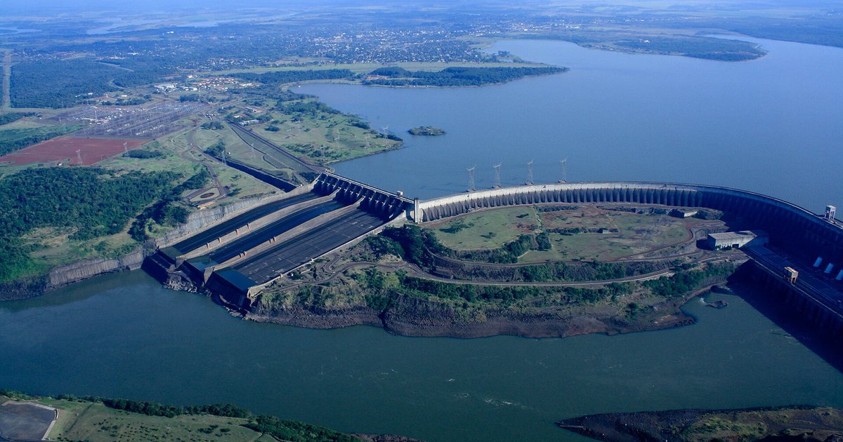 Vista aérea de la represa hidroeléctrica de Itaipú, sobre el río Paraná