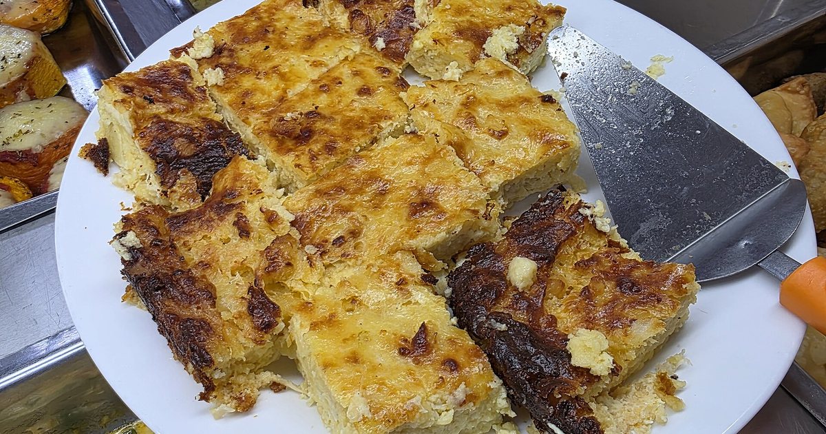 Sopa paraguaya cortada en porciones en un plato blanco