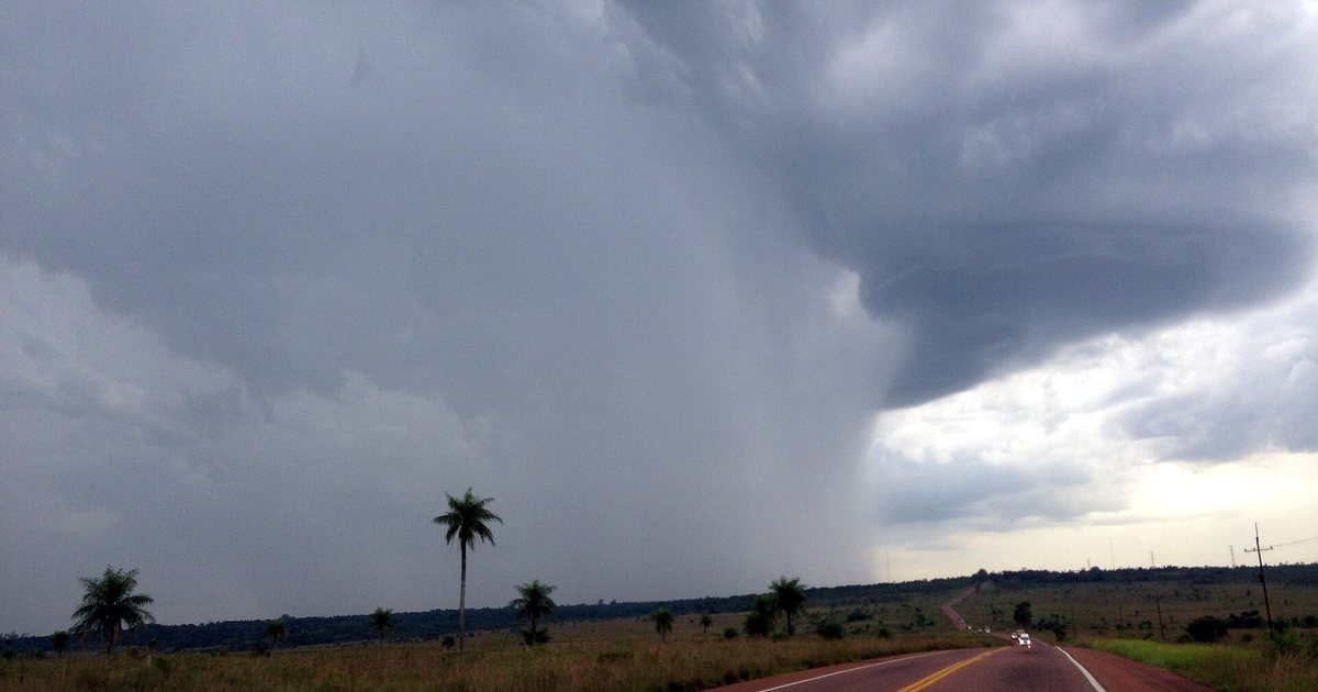 Una tormenta descarga lluvia sobre la ruta PY01, entre campos y palmeras
