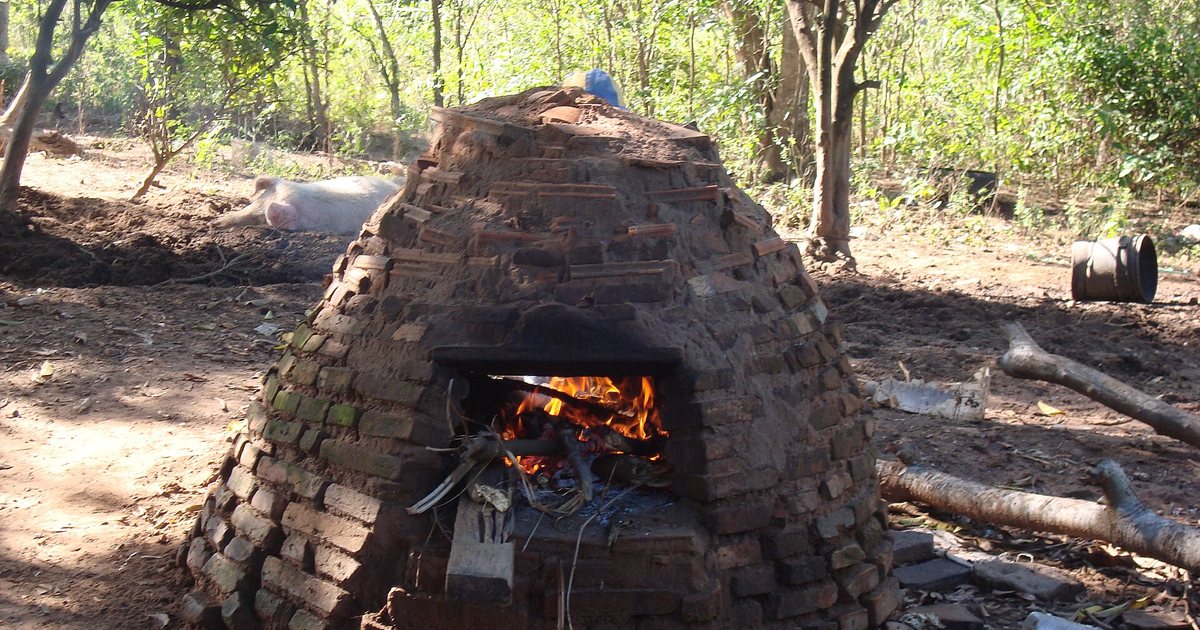 Tatakua, horno tradicional a leña, encendido en la compañía 21 de Julio de Tobatí, Cordillera