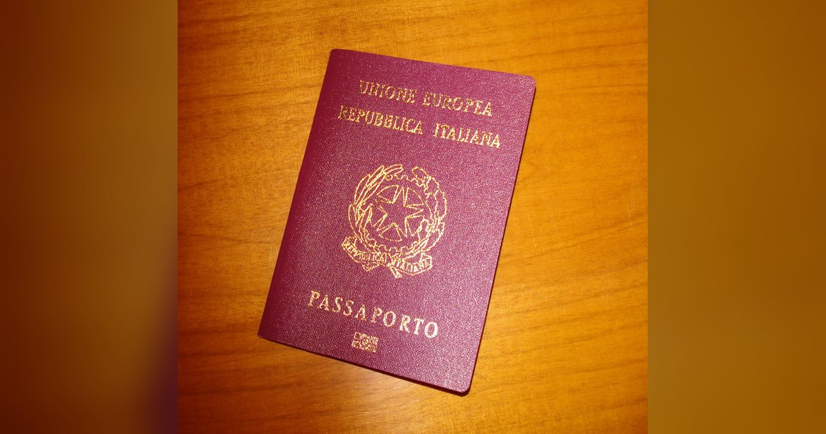 Pasaporte de la República Italiana sobre una mesa de madera