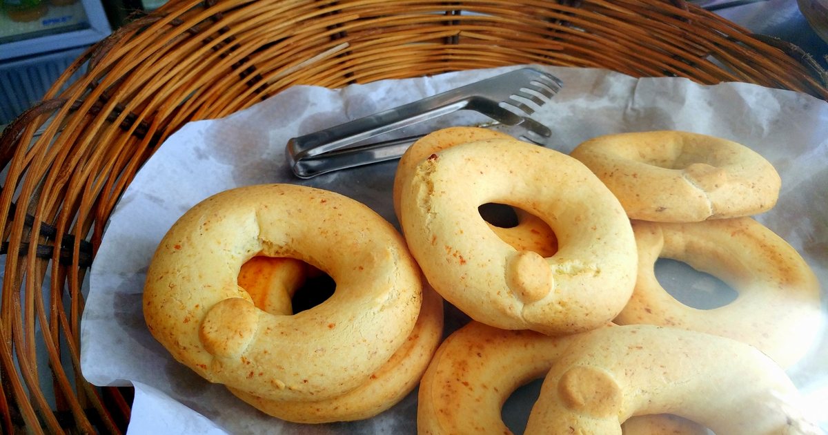Chipas recién horneadas en una canasta de mimbre, como las que vende una de las mipymes de la crónica