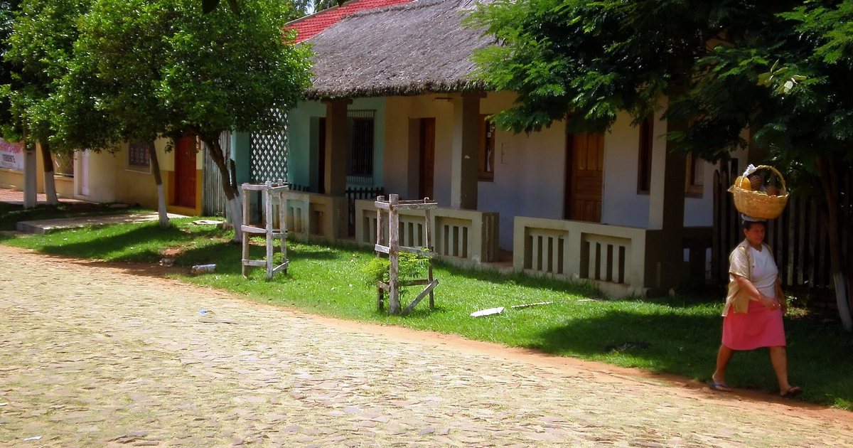 Una calle empedrada de Yataity, en el Guairá, con casas de corredor y techo de paja