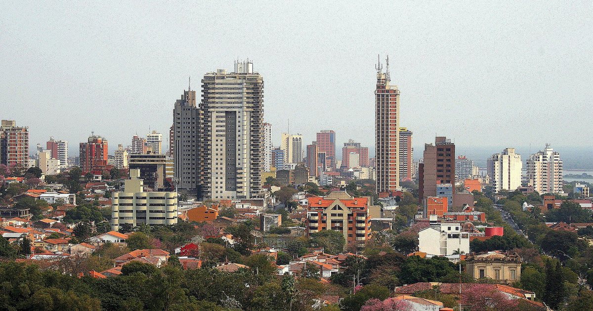 Edificios del centro de Asunción vistos desde un barrio residencial, con el río Paraguay al fondo