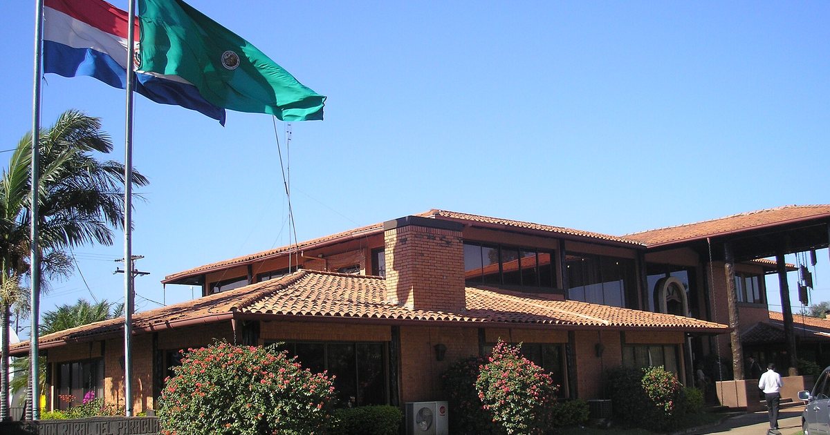 Sede de la Asociación Rural del Paraguay, con la bandera paraguaya y la de la ARP