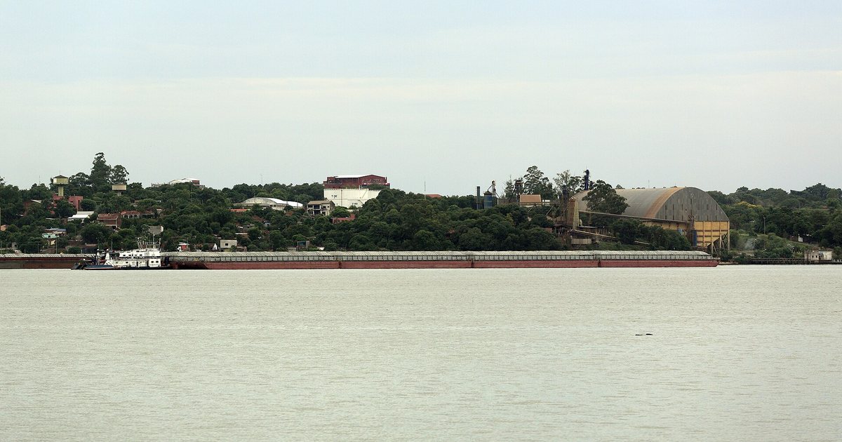 Convoy de barcazas en el río Paraná frente a Encarnación