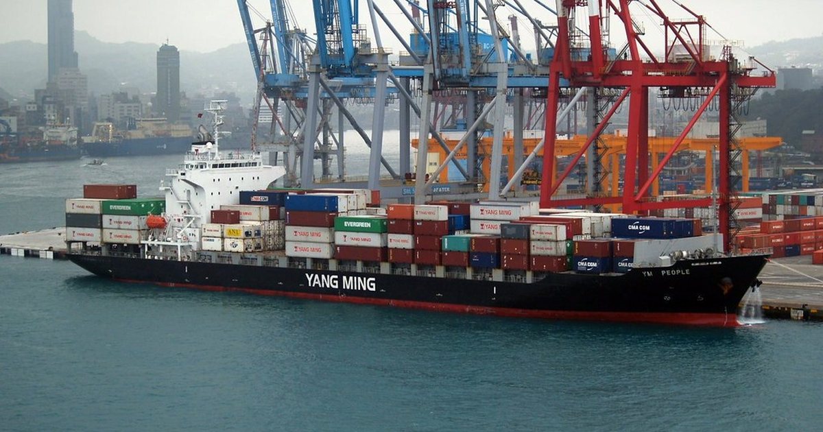 Buque de carga en un puerto