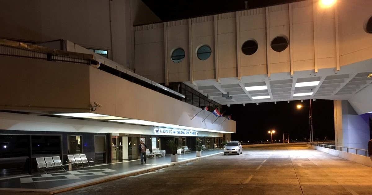 Entrada de la terminal del Aeropuerto Internacional Silvio Pettirossi, en Luque, de noche