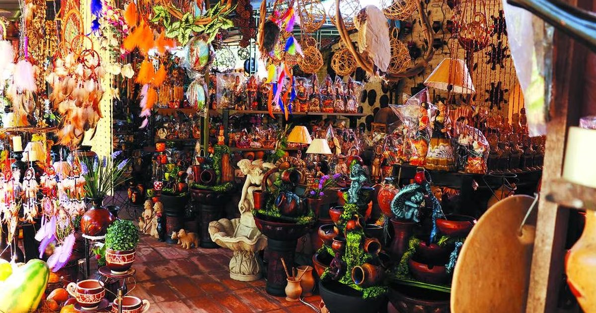 Puesto de artesanías con cerámica y adornos colgantes en el mercado artesanal de Areguá