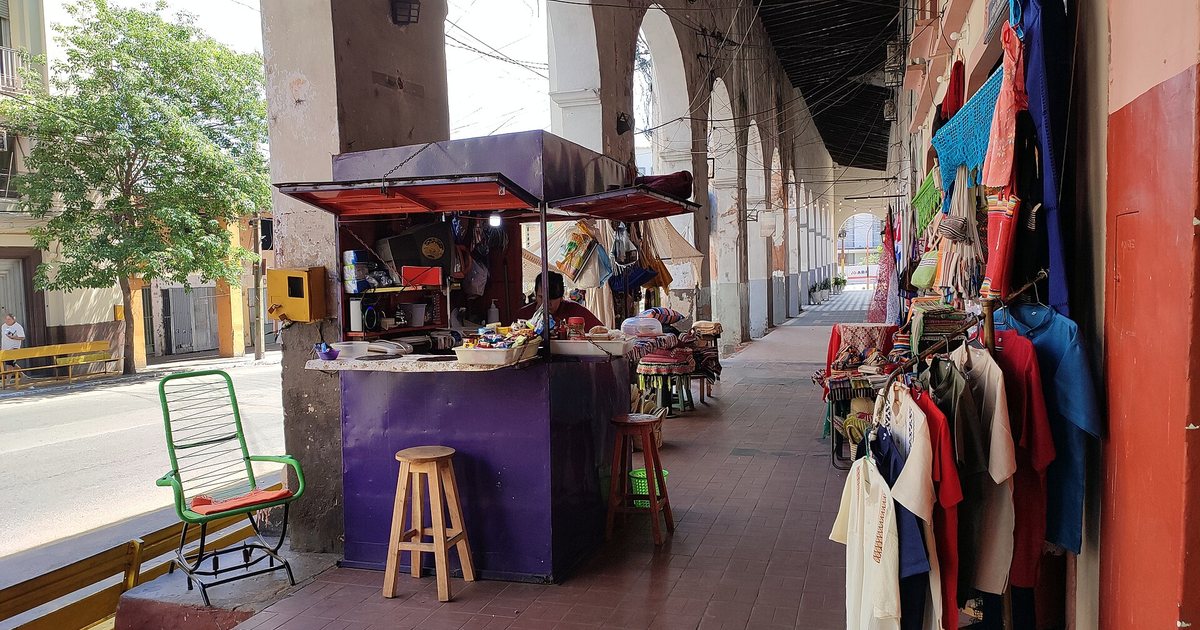 Puestos de artesanía y camisas de ao po'i bajo los arcos de La Recova, en el centro de Asunción