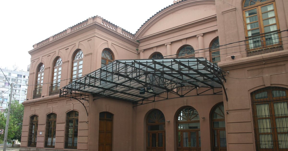 Fachada del Teatro Municipal Ignacio A. Pane, sobre la calle Presidente Franco, en el centro de Asunción