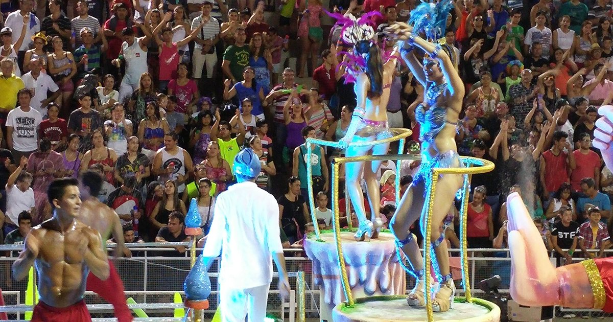 Bailarinas sobre una carroza del Carnaval Encarnaceño, frente a las gradas del sambódromo de Encarnación