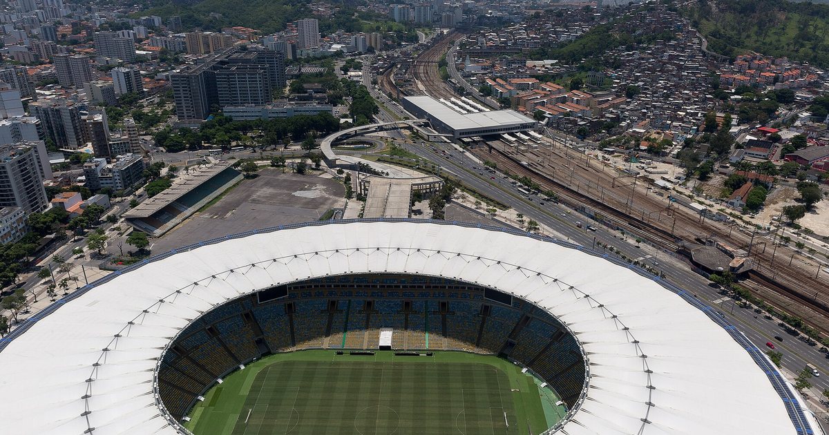 Vista aérea del estadio Maracanã, en Río de Janeiro, con los cerros de fondo