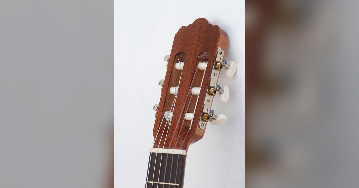 Clavijero y cuerdas de una guitarra clásica de madera