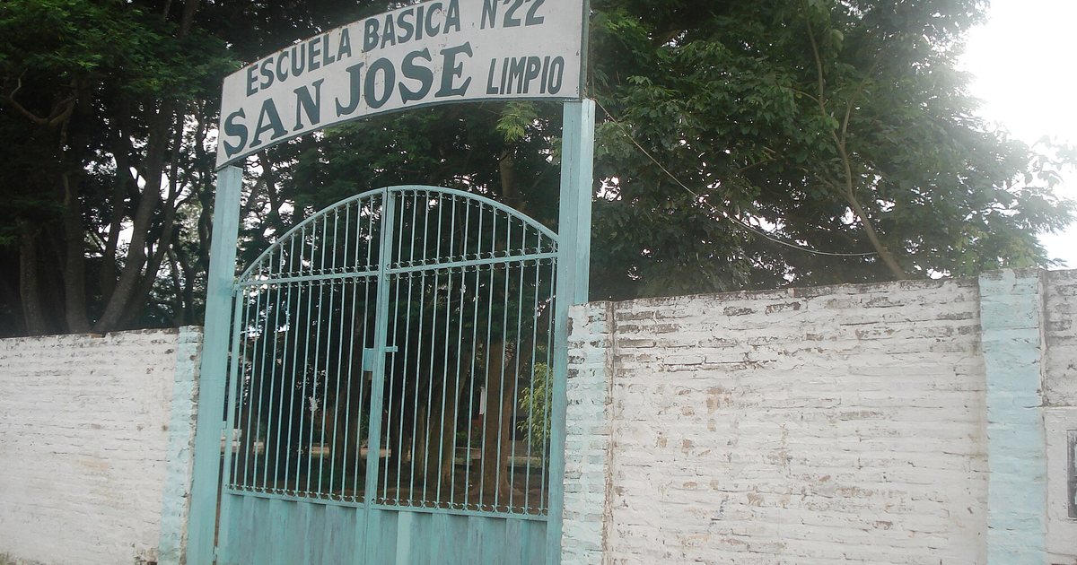 Entrada de la Escuela Básica San José, en Limpio