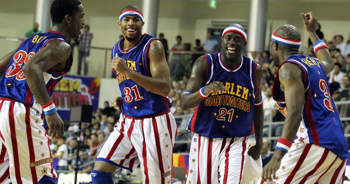 Jugadores de los Harlem Globetrotters, con el uniforme azul, rojo y blanco del equipo, durante una exhibición