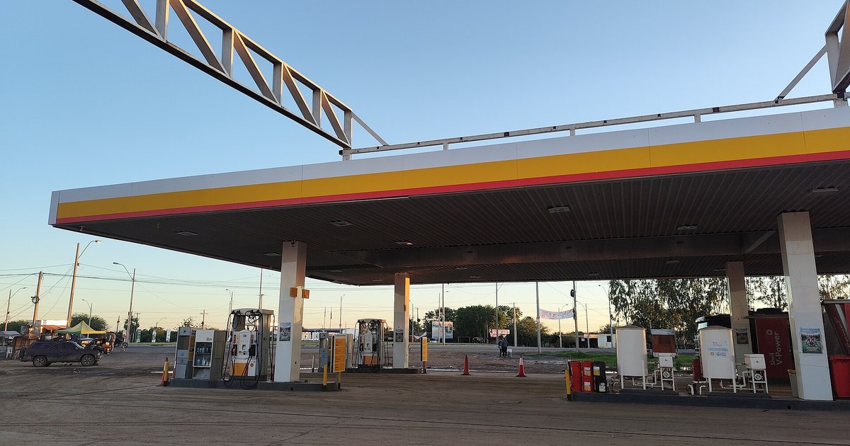 Estación de servicio con surtidores de nafta y gasoil en Pozo Colorado, Chaco paraguayo