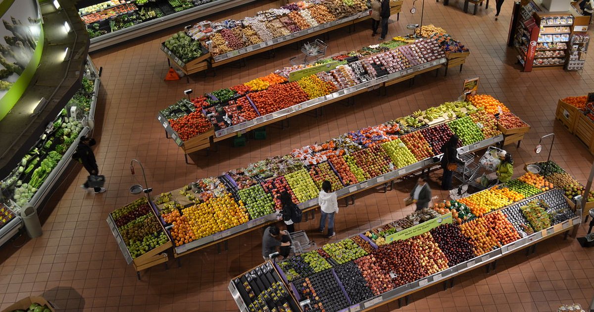 Góndolas de un supermercado