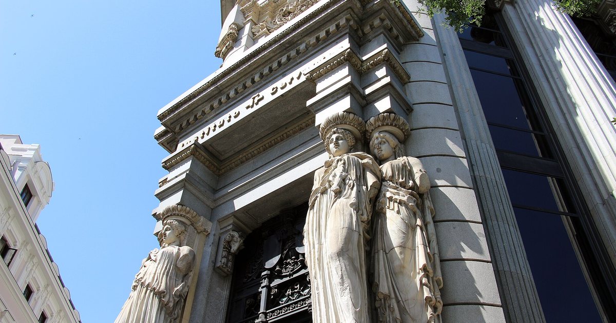 Cariátides de la entrada de la sede del Instituto Cervantes, en la calle de Alcalá de Madrid