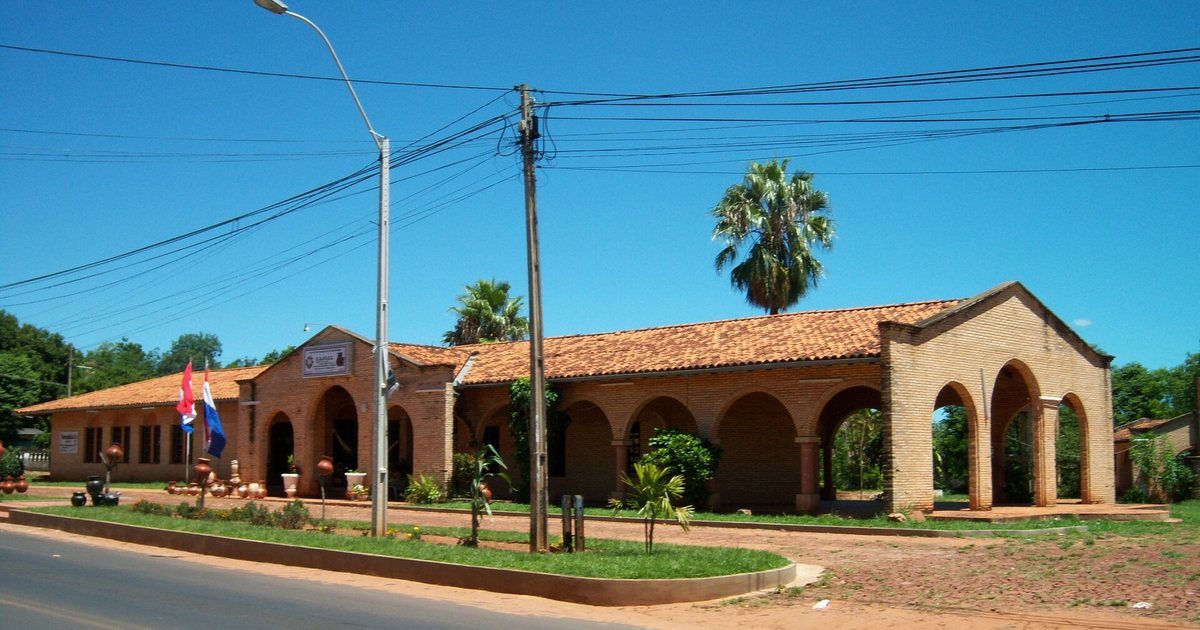 Centro artesanal de Itá, con piezas de cerámica en la entrada