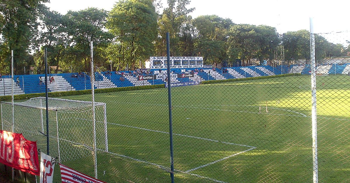 La cancha y las graderías del estadio Luis Salinas, del club 12 de Octubre, en Itauguá