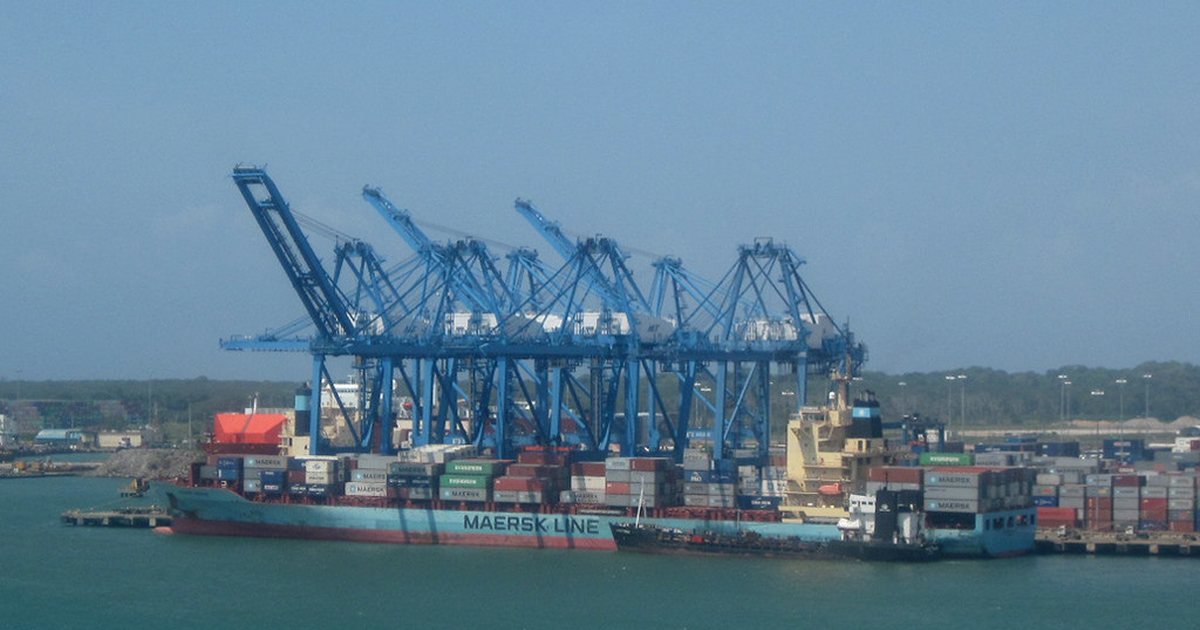 Buque de carga en un puerto de contenedores
